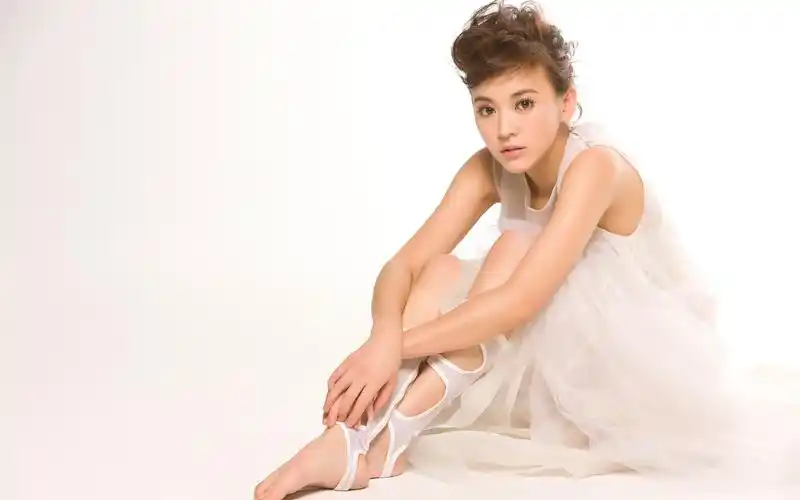 台湾可爱女星陈意涵简约时尚清新写真桌面壁纸(一)