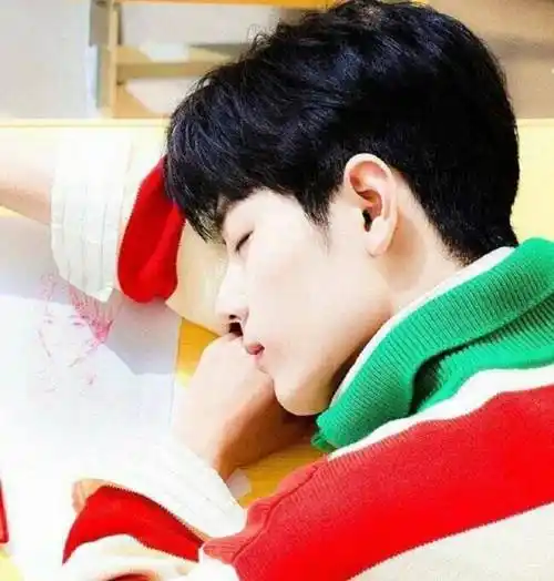 28岁肖战撞上19岁王源,同穿"条纹毛衣",不是年轻就能赢!