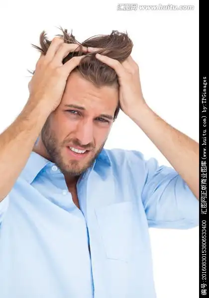 双手抓着头发的男子