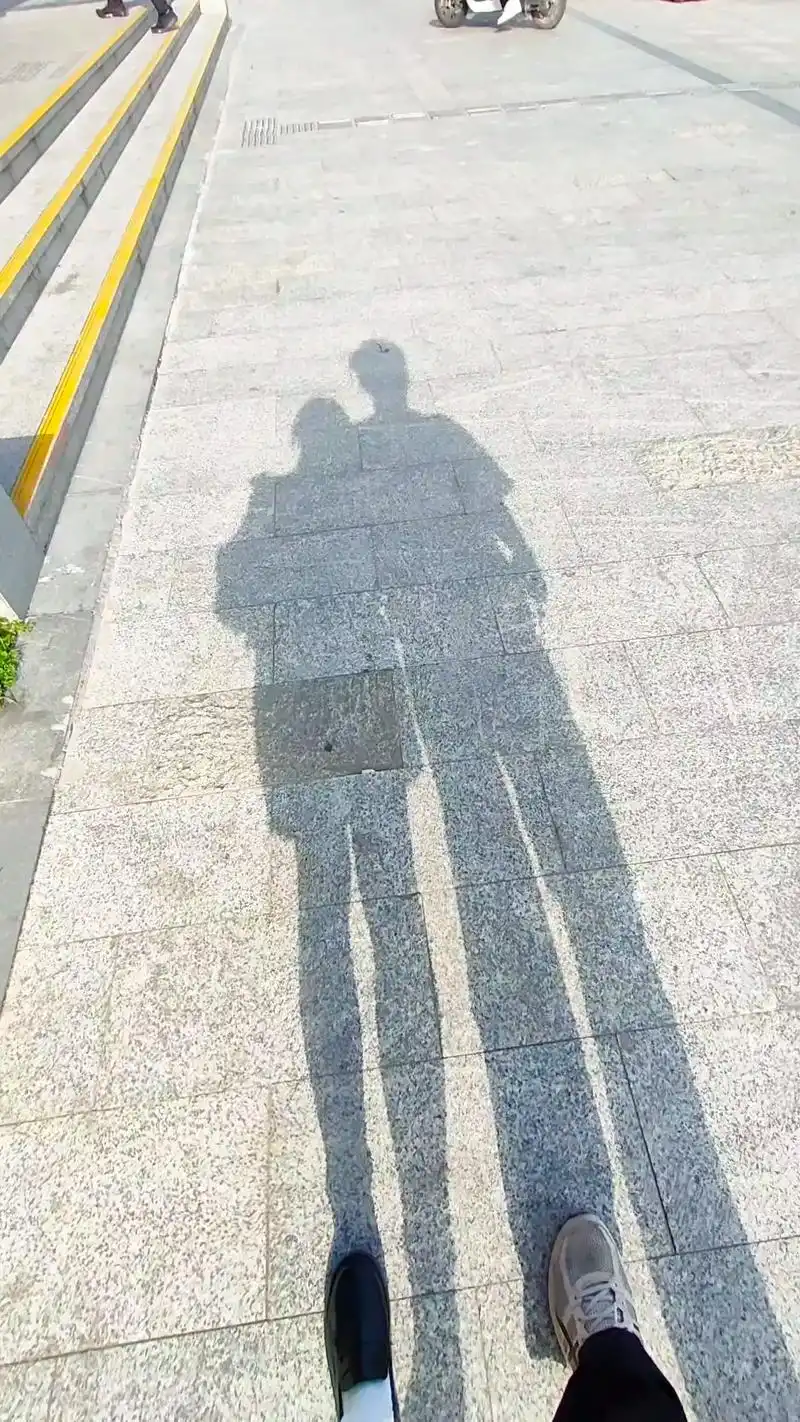 一个是我的,另一个还是我的#情侣影子 #我们俩 #和喜欢的人 - 抖音