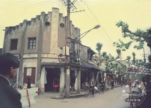 正文  两幅"建设前的文化广场一带"的旧照片,勾起了我对往事的回忆