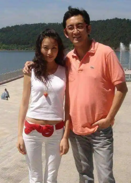 吴启华:将爱情变亲情,分手后每月给前妻20万,孝顺前岳父母_石洋子