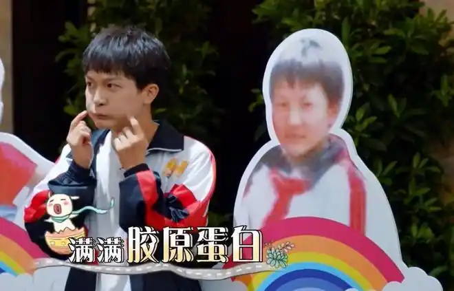 周深的长相看上去也是没有什么变化,只不过小时候相对来说比现在要