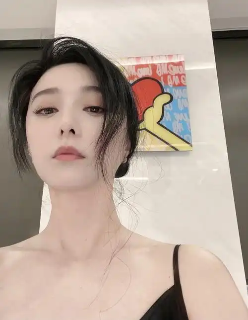 40岁范冰冰再晒自拍大波浪卷发风情万种美回出事前