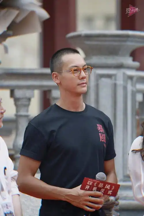 陈嘉上执导暴风广东汕头开机主演陈伟霆寸头晒黑造型亮相