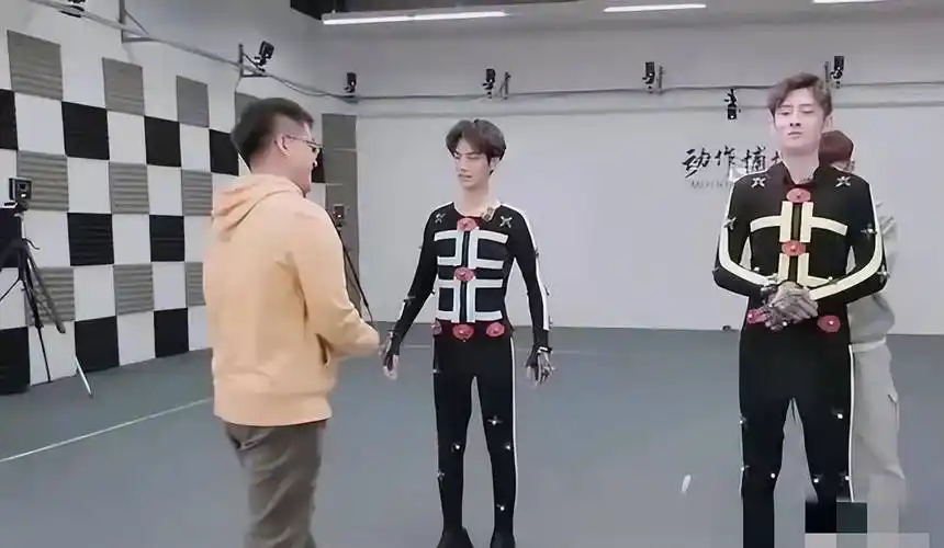 "漂亮的身材差,丑的身材好"这些明星的脸和身材反差太大_何润东