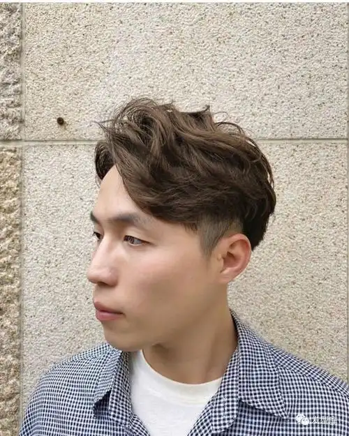 男生微卷发型帅气十足