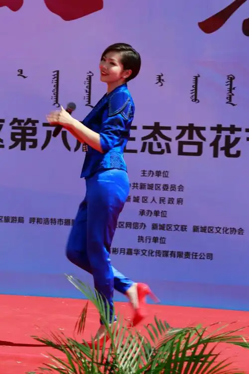 当红"蒙古包美女"歌星——苏勒亚其其格