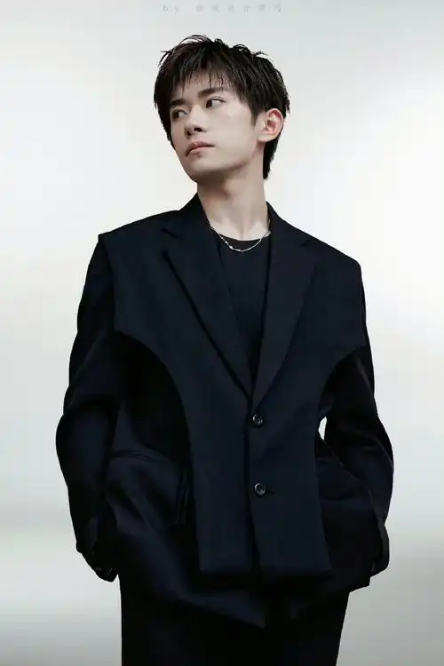 易烊千玺黑西装花絮##四字 易烊千玺 yyqx 四字弟弟