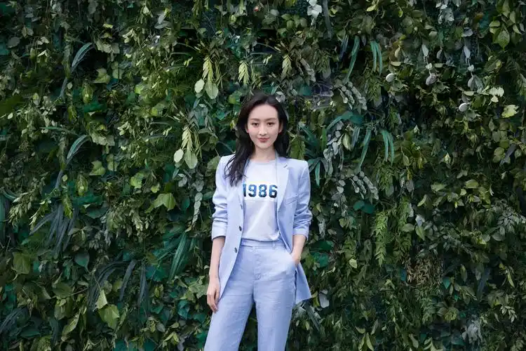 王鸥着蓝色西服率性不失女人味 惊喜亮相成都 "落日派对"