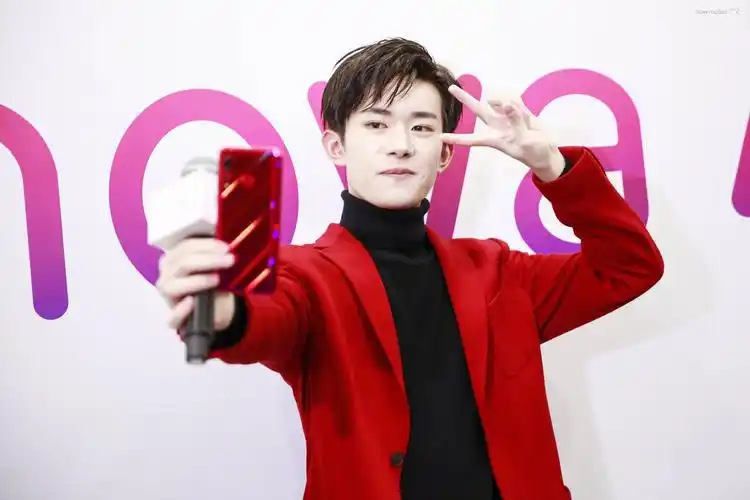 易烊千玺 红 华为发布会