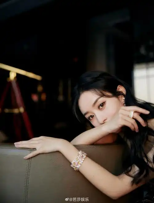 【12.20 赵丽颖】今晚星光大赏@赵丽颖 造型释出,.