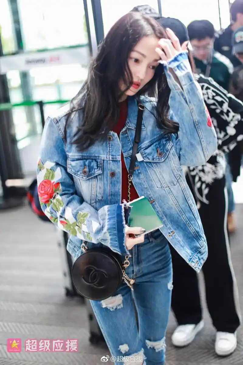 张韶涵活力满满现身机场,微笑起来的样子美呆了