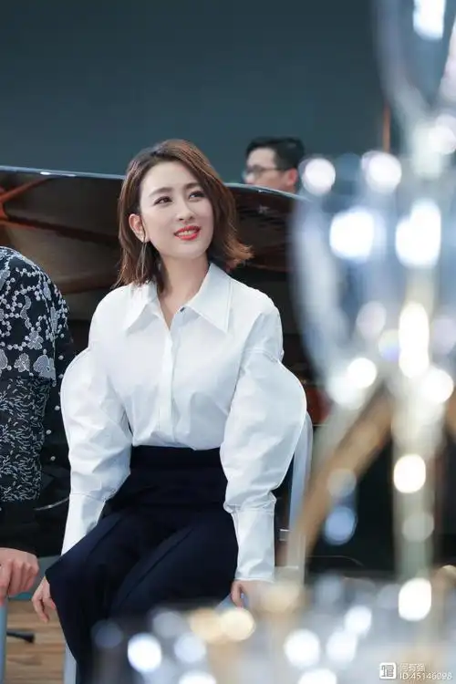 38岁马苏换新发型,变波波头短发配衬衫 西裤干练时髦,减龄时髦