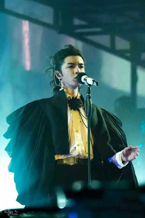 华晨宇鸟巢四面台演唱会第一人##2023华晨宇火星演唱会