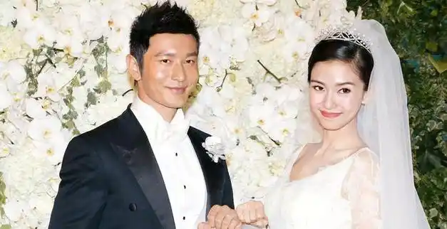 黄晓明陪完前妻陪女友,新欢旧爱用一张脸,处境却冰火两重天