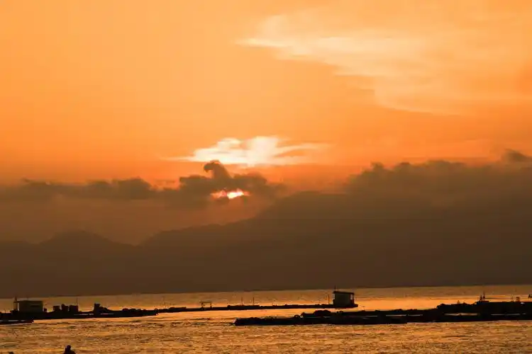 海边的夕阳,一片橙红橙红的