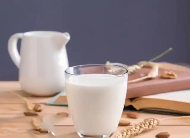 让孩子更快的长高,所以牛奶在很多家庭的早餐餐