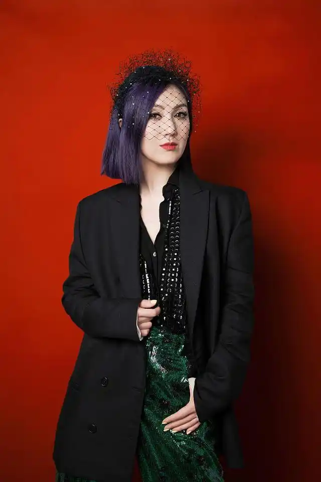 杨千嬅声生不息造型写真舞台状态超绝紫色短发添独特色彩