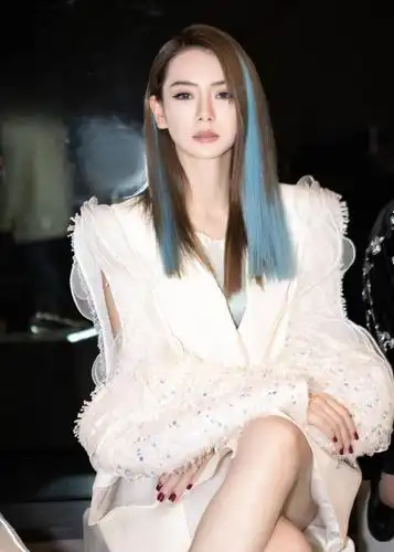 戚薇冰水蓝挑染发色 飒爽又温柔_发型