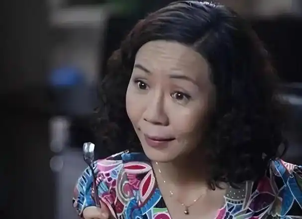 逆天改命!"中国最丑女演员"嫁入豪门,成阔太,这才是人生赢家