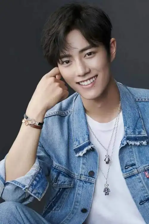 近日,一组肖战大学时期的旧照在社交平台上流传,照片中的肖战青涩而