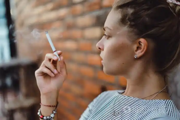 金发碧眼,手里拿着根烟.照片-正版商用图片1nlx3q-摄图新视界