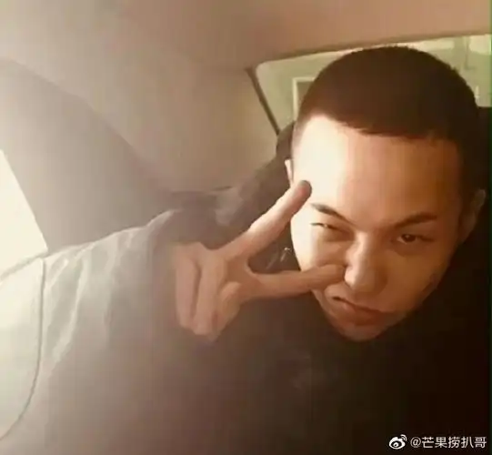 将两边剃掉设计的这一款寸头真的是酷炸了~寸头永远的yyds权志龙超话