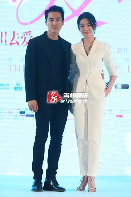 刘亦菲宋承宪秀恩爱再现泰坦尼克经典画面