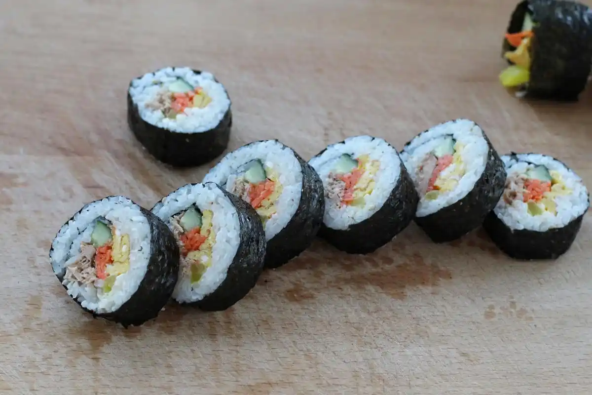 想吃寿司不用去日料店,一个竹帘自己在家搞定,料足味美花钱还少