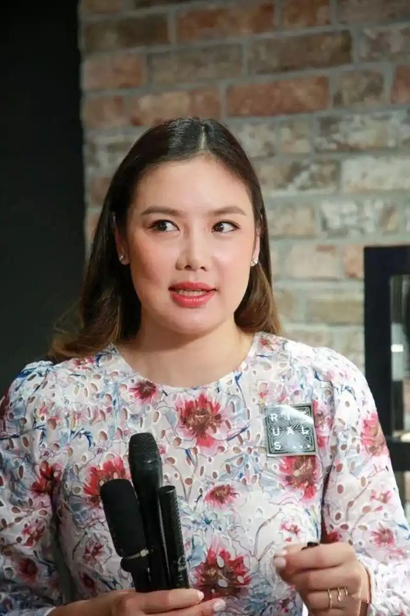 乐基儿真是个好妈妈,为了儿子产后不于瘦身,肉嘟嘟的韵味十足!