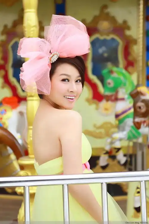 纯朴高雅女歌手春天