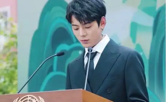 丁真:穿着西装上台演讲,褪去"甜野男孩"的外表后