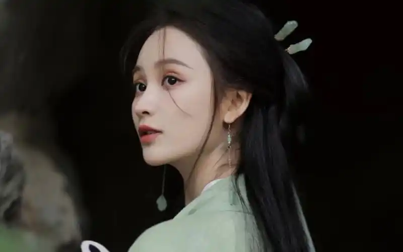 王一菲清冷感古风写真