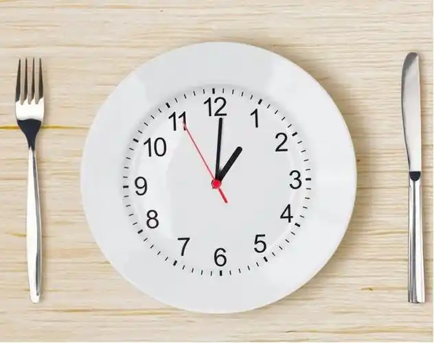 61岁男子,坚持饿肚子不吃晚饭,6个月之后,血糖体重变了个样儿