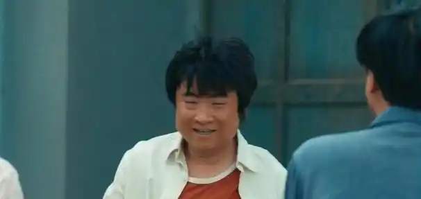 他不仅拥有一个深情款款,美丽动人的女友,他的家人也都给予了他全力的