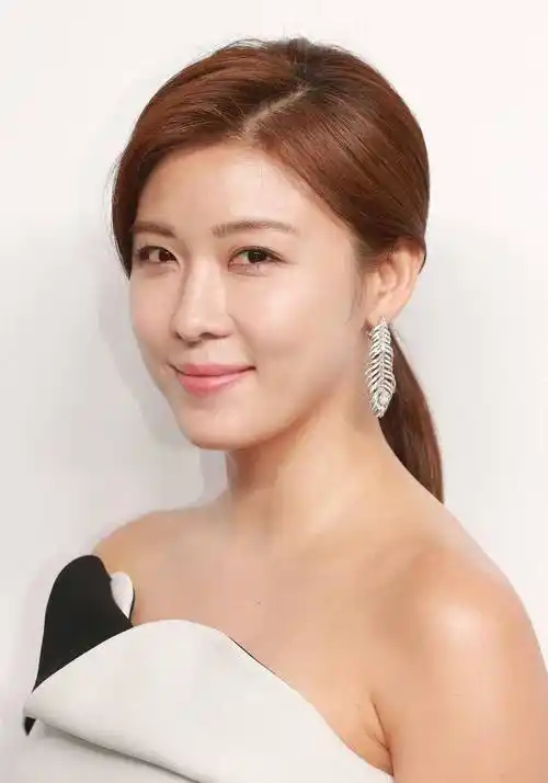 韩国最强女演员! 45岁河智苑身材丰满,时尚时尚!_才华_演技_演艺事业