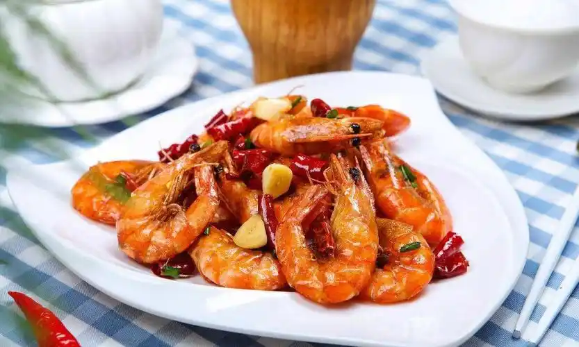 食材:鲜基围虾500克,土豆1个,黄瓜1根,红椒2个,蒜瓣12个,姜1块,剁椒