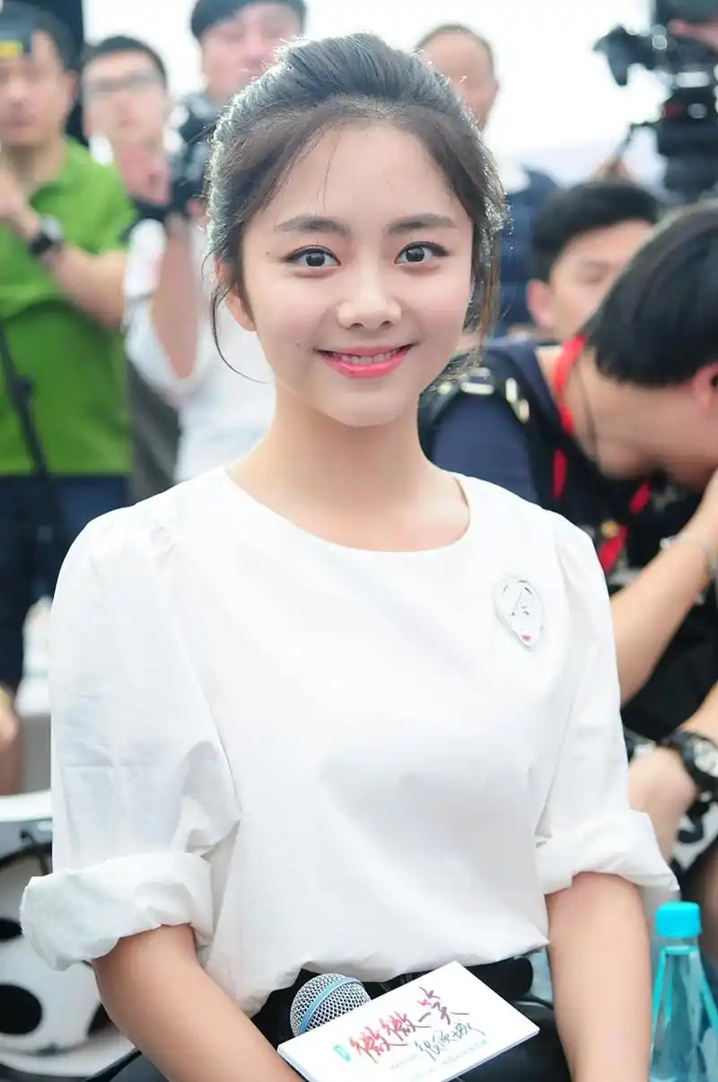 谭松韵拥有一头乌黑亮丽的头发和甜美的笑容,极具亲和力.