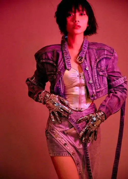 昨晚的音乐节刘惜君以摩登牛仔的造型亮相齐刘海短发