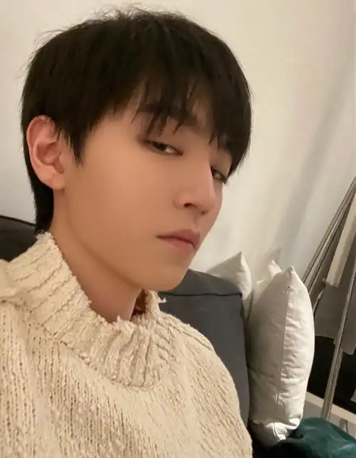 王俊凯在家自拍最帅气的一面,给大家