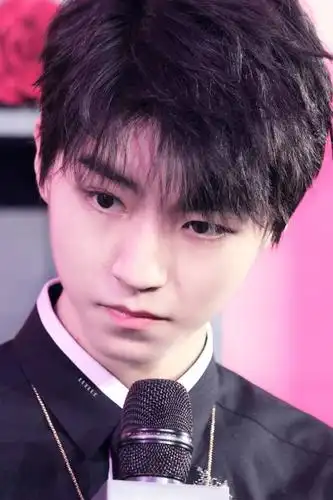 点亮城市爱情,王俊凯玫瑰粉色出席发布会,周身气质亮眼