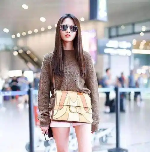 张慧雯穿毛衣短裤是啥情况?生完三胎后的"赵敏"衣品下降了_贾静雯_美