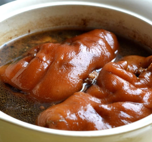 肥而不腻色泽鲜艳的老汤炖肘子,该补补胶原蛋白了