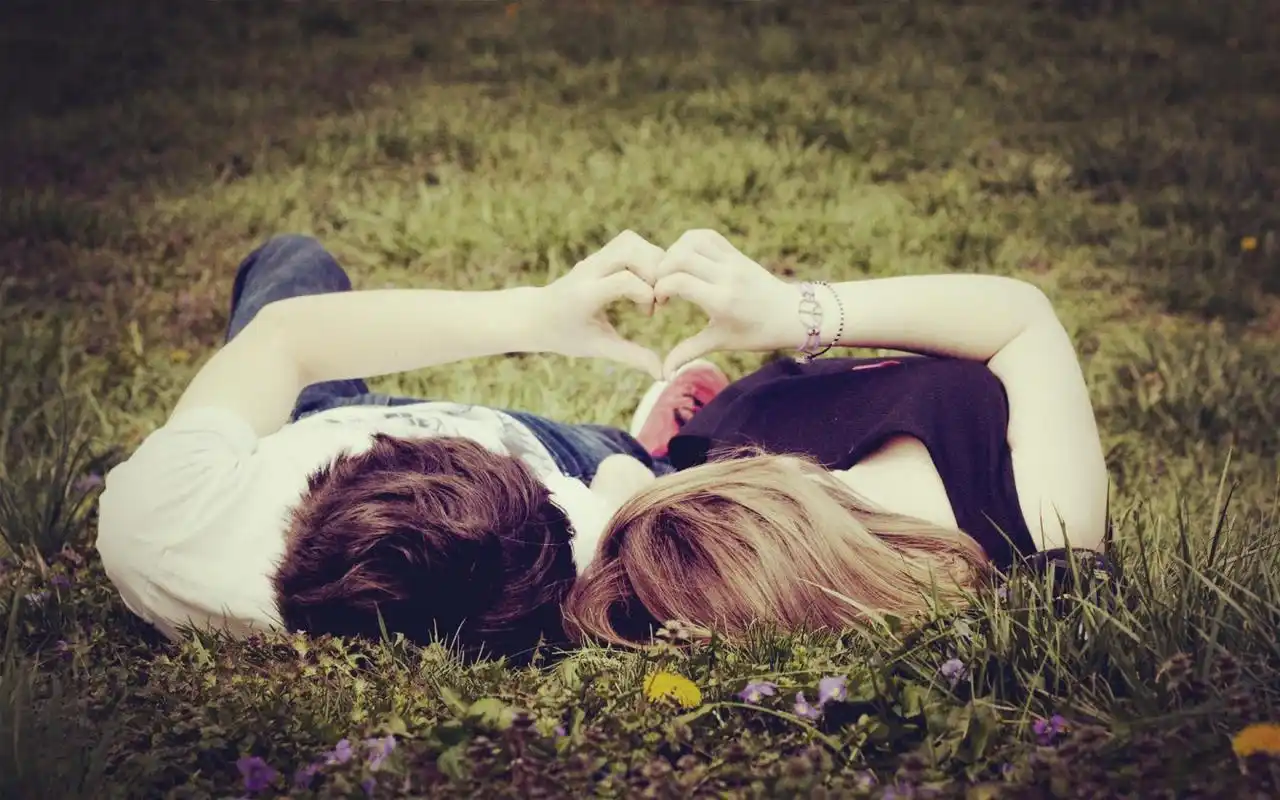 甜蜜情侣黄昏浪漫牵手唯美意境图片桌面壁纸