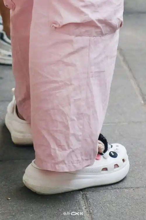 男生穿高跟,光脚就出门?