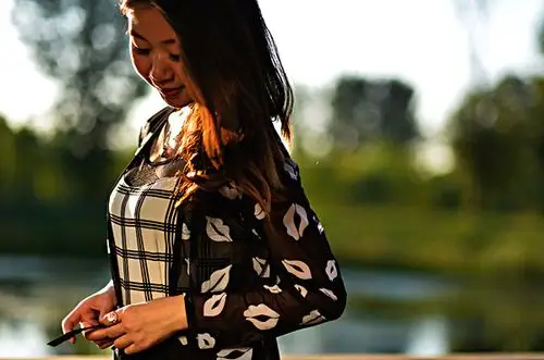 低头沉思的女孩