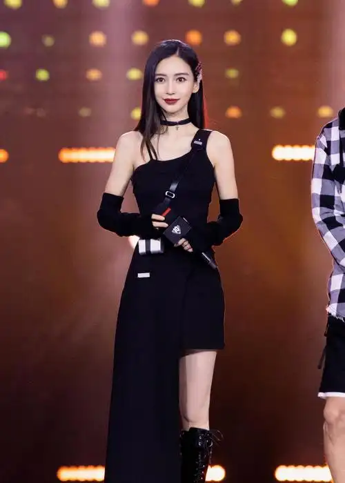 angelababy不愧是顶流,穿正红色爱心礼服裙亮相红毯,美出新高度