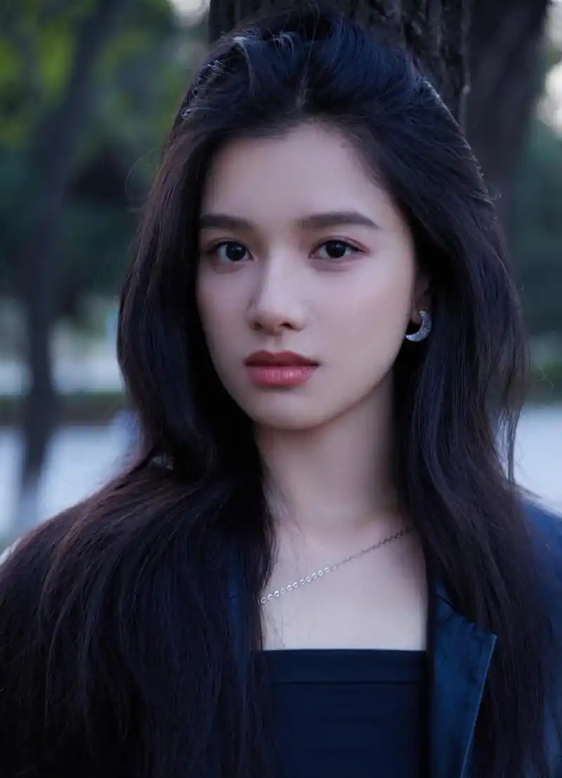 张婧仪 国籍:中国 出生地:湖南邵阳 出生日期:1999年7月10日 身高:168