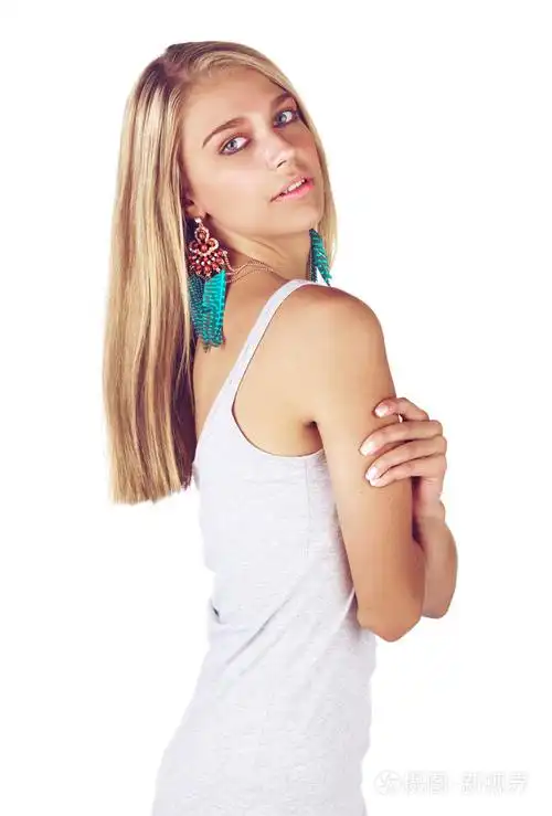 皮肤晒得黝黑的美女